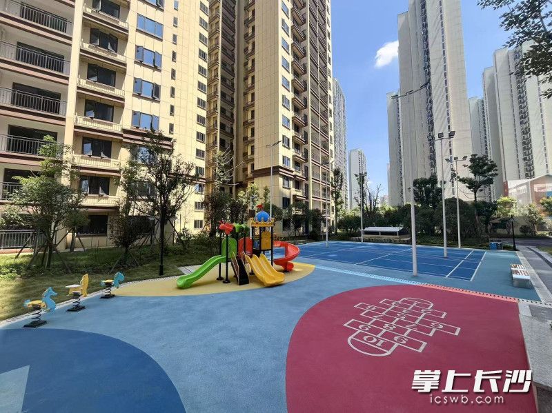 小区环境优美，设施齐备。