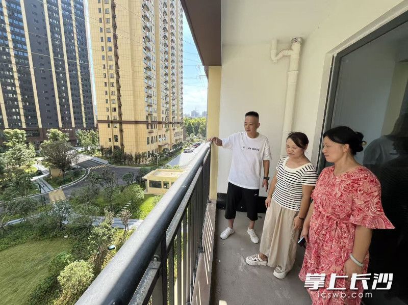 居民们在现场看房。