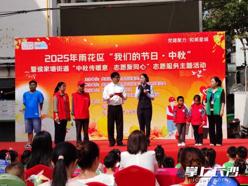 活动现场采访介绍优秀志愿服务队和志愿者。