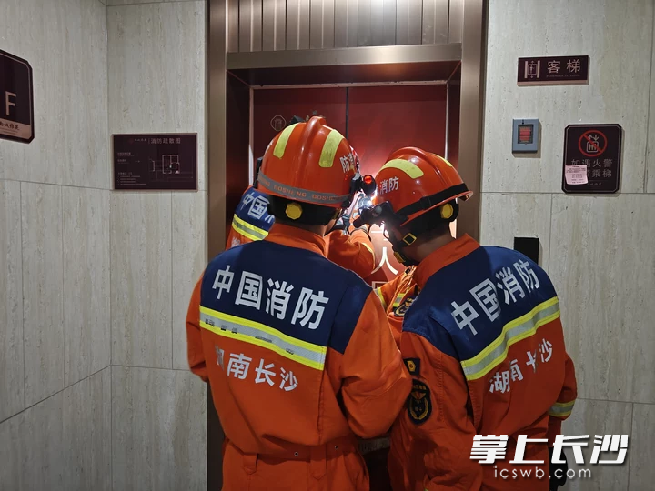 一男子被困故障电梯,消防员正在营救。 长沙晚报通讯员 罗子郡 摄 一男子被困故障电梯,消防员正在营救。 长沙晚报通讯员 罗子郡 摄