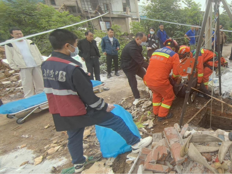 消防成功营救坠井老人。 长沙晚报通讯员 颜帅 摄 消防成功营救坠井老人。 长沙晚报通讯员 颜帅 摄