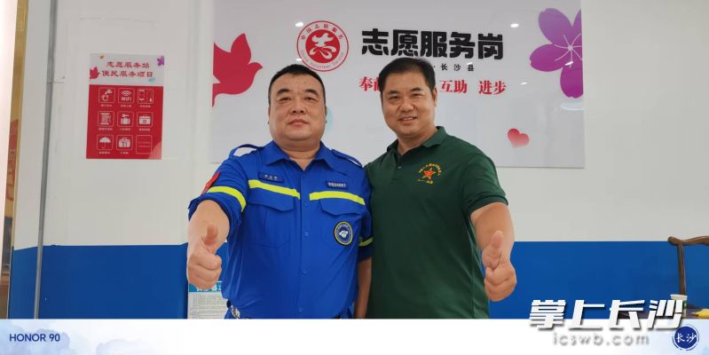 寻峰(右)在做志愿者时留影。 均为受访者供图 寻峰(右)在做志愿者时留影。 均为受访者供图