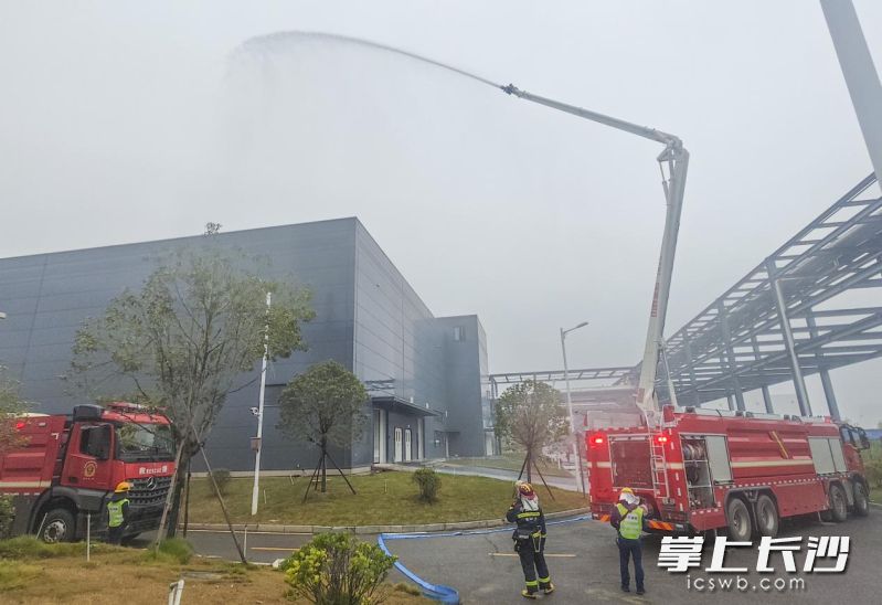居高喷射消防车在外围控制压制火势。