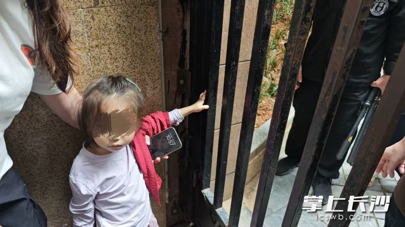 女童手被卡,消防员成功营救。 长沙晚报通讯员 刘迎 摄 女童手被卡,消防员成功营救。 长沙晚报通讯员 刘迎 摄