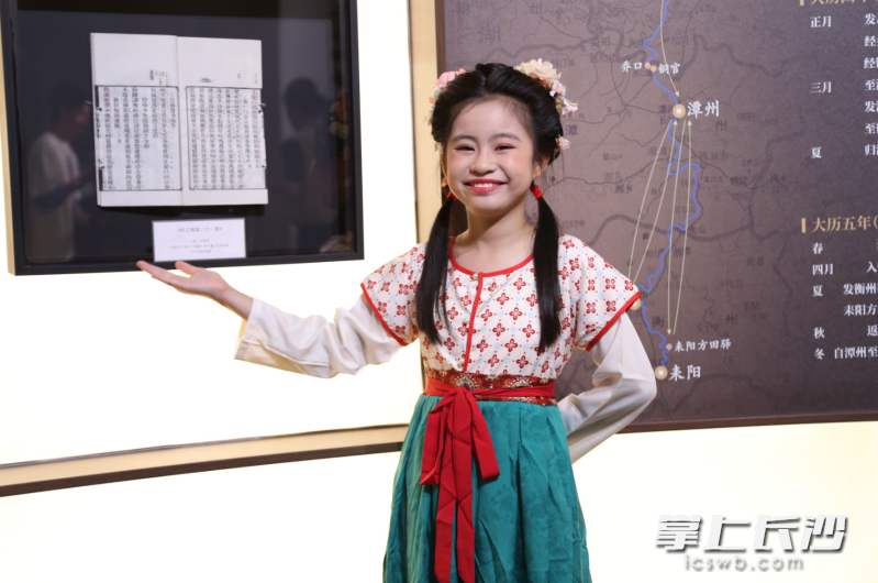 参与“典籍星推官读演剧场”演绎的小学生推介长沙图书馆藏《杜工部集》。 均为通讯员供图