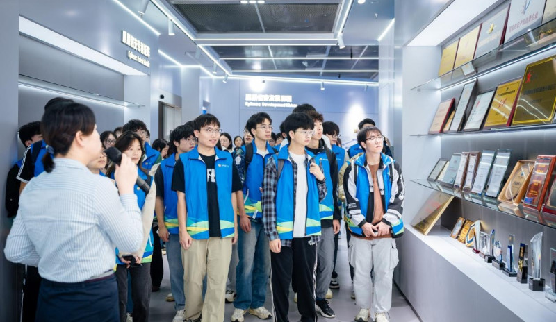 参加“湘江开放日·人才巴士”活动的高校学生在长沙高新区企业参观体验。长沙晚报通讯员 朱莉 摄 参加“湘江开放日·人才巴士”活动的高校学生在长沙高新区企业参观体验。长沙晚报通讯员 朱莉 摄