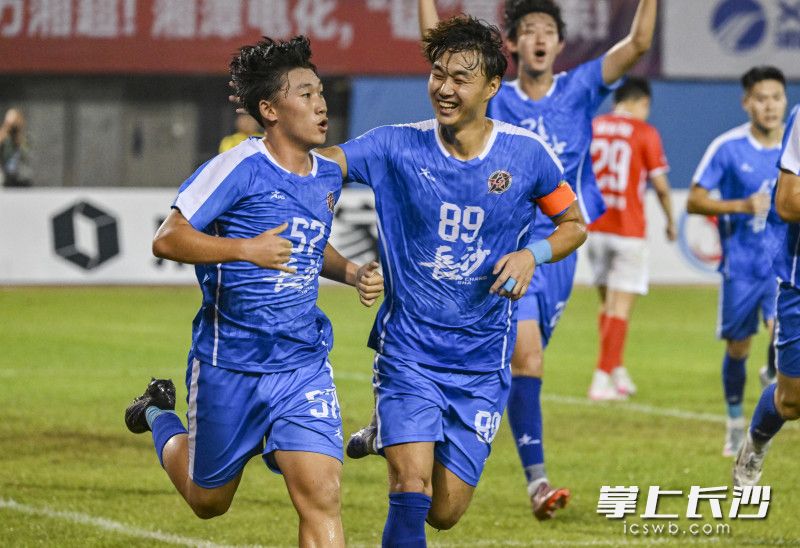 长沙队57号李悦宁（左）为长沙队先下一城。
