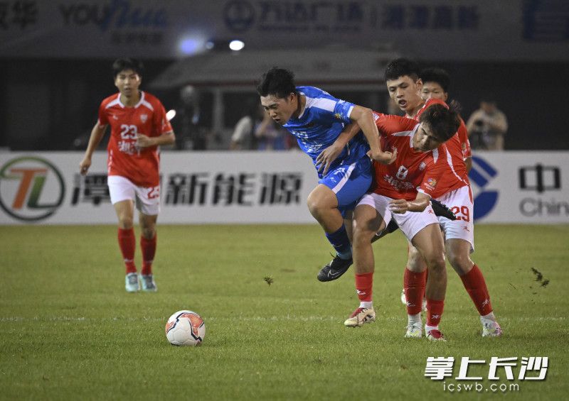 李悦宁（蓝衣）在比赛中。