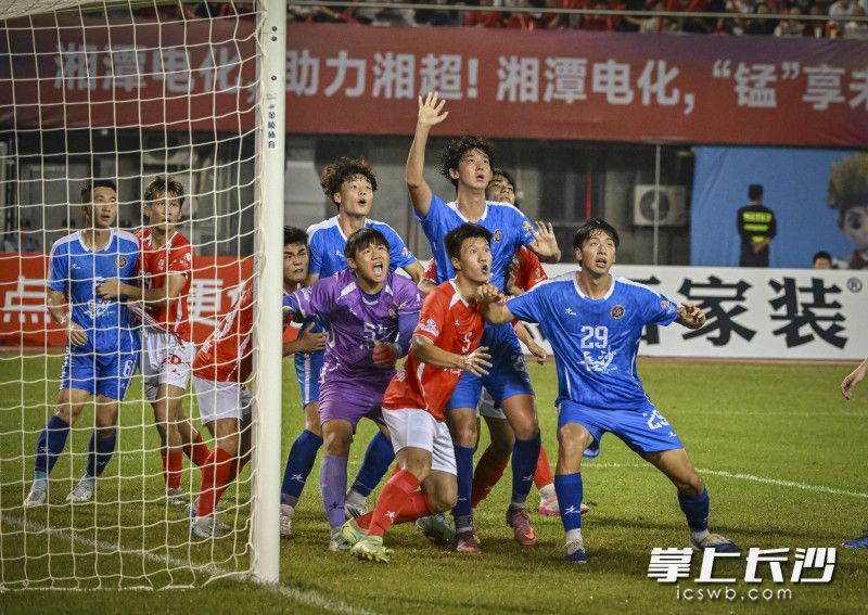 门前争顶。 均为长沙晚报全媒体记者王志伟、余劭劼摄