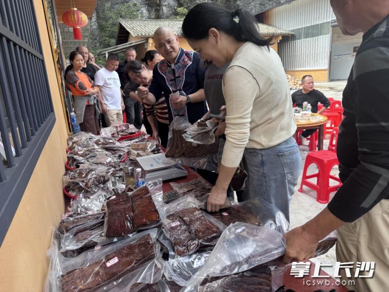 大家正在选购龙山特产。 均为通讯员供图