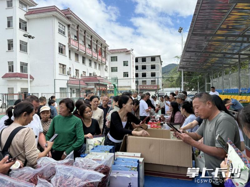 “金秋暖心”农产品消费帮扶活动现场。