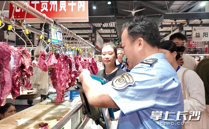 检查人员在检查秤具合规情况。长沙晚报全媒体记者 周辉霞 摄 检查人员在检查秤具合规情况。长沙晚报全媒体记者 周辉霞 摄