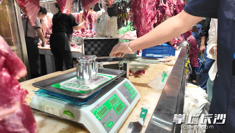 检定人员正用砝码检查秤具准确情况。长沙晚报全媒体记者 周辉霞 摄 检定人员正用砝码检查秤具准确情况。长沙晚报全媒体记者 周辉霞 摄
