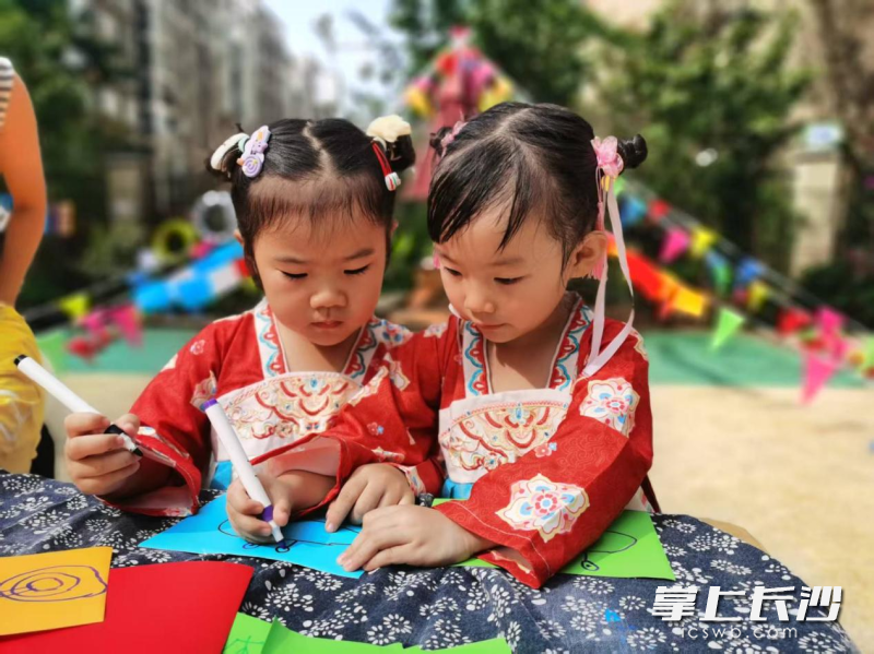 孩子们身着民族服装沉浸式游园。均为通讯员 李艺 供图