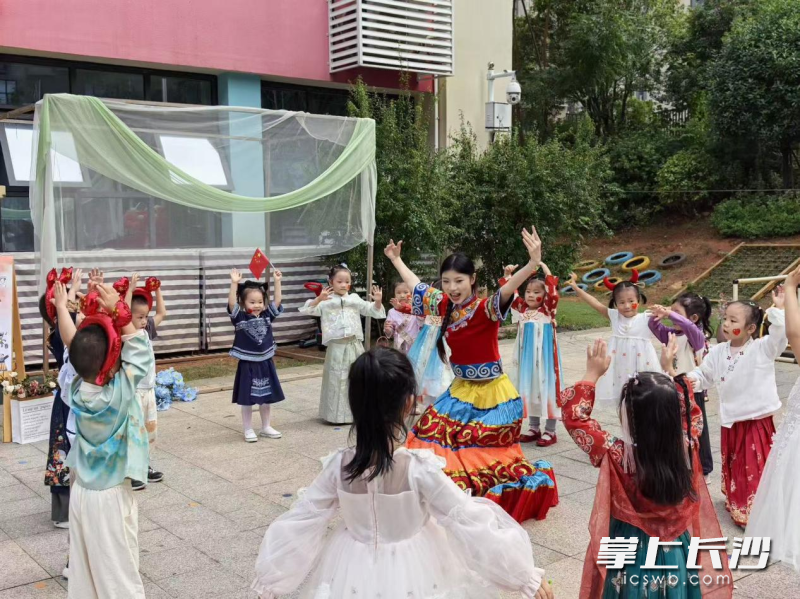幼儿园变身“民族文化体验馆”，处处欢声笑语。