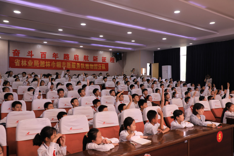 学生踊跃参与互动问答。