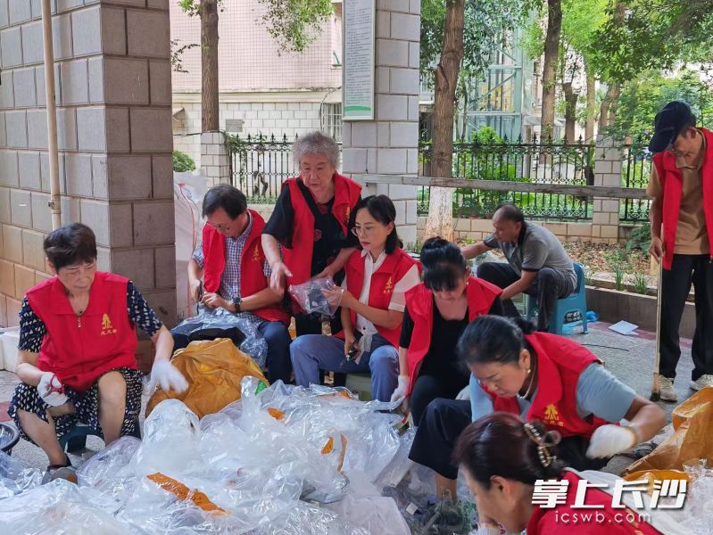 “慈娭毑乘务岗”每周三环保日开展志愿服务活动。