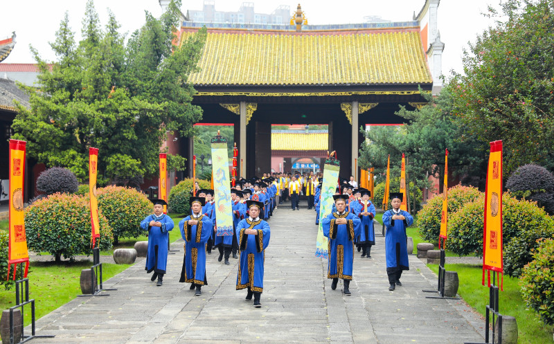 活动分为四个部分:纪念仪式、开笔礼、浏阳文庙祭孔音乐展演暨成人礼以及国学讲堂。 活动分为四个部分:纪念仪式、开笔礼、浏阳文庙祭孔音乐展演暨成人礼以及国学讲堂。