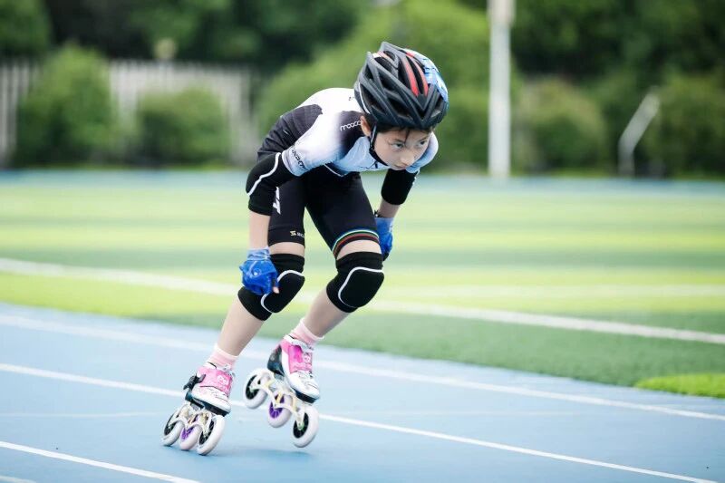 轮滑社团的少年脚踏“风火轮”穿梭演示。