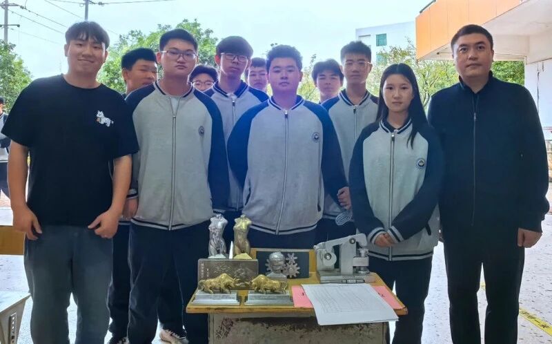 长沙汽车工业学校数字设计社团的3D模型展示。谢佳鑫 摄