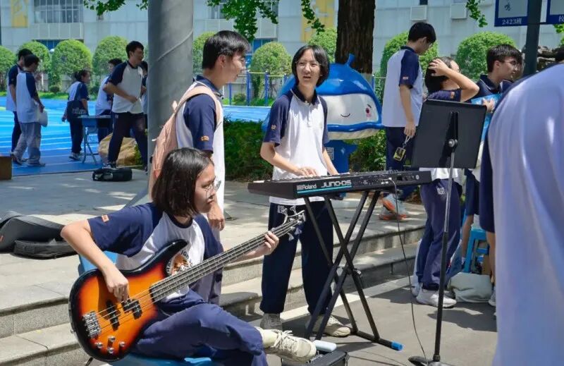 长郡中学的校园大道上，30余个社团沿道设摊。范嘉树 摄