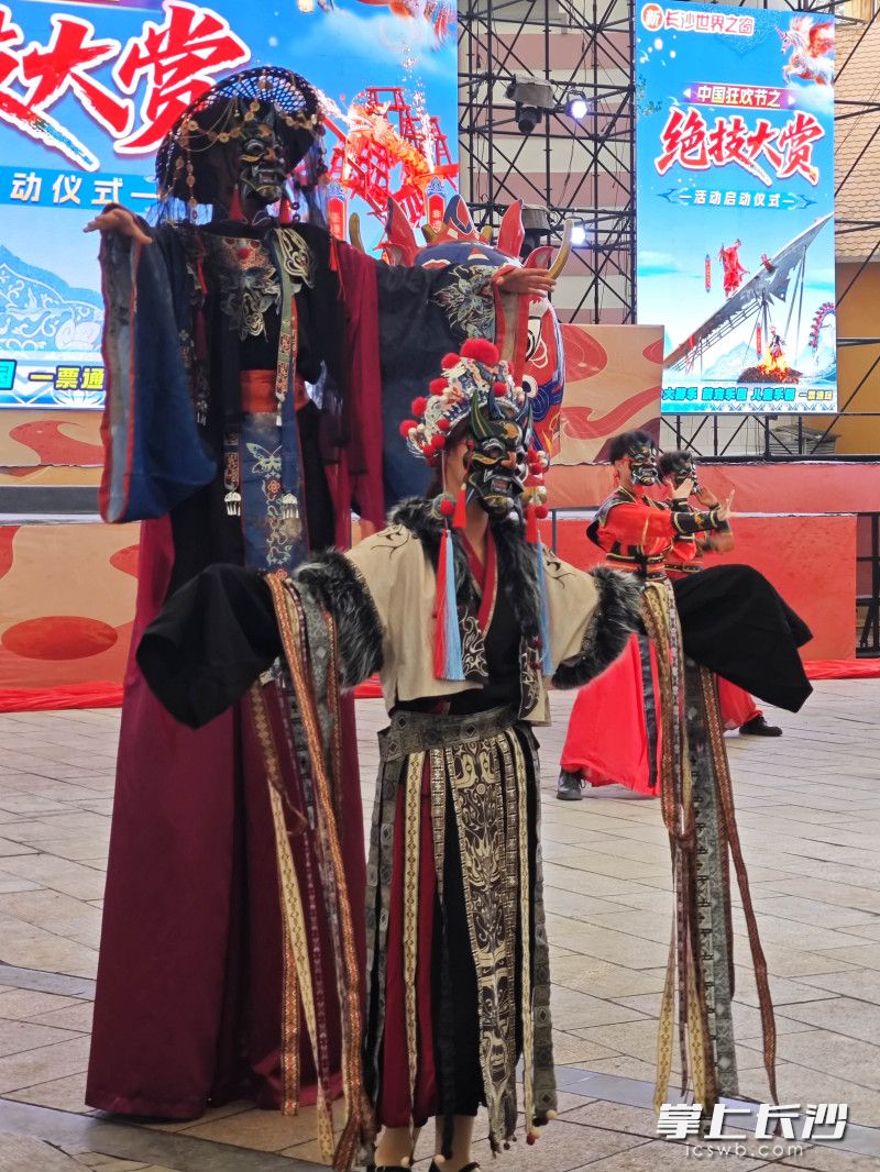傩戏面具艺人在表演。
