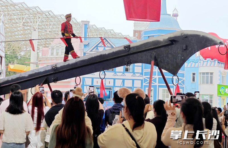 表演者在寒光凛凛的刀锋上行走。均为长沙晚报全媒体记者贺文兵摄
