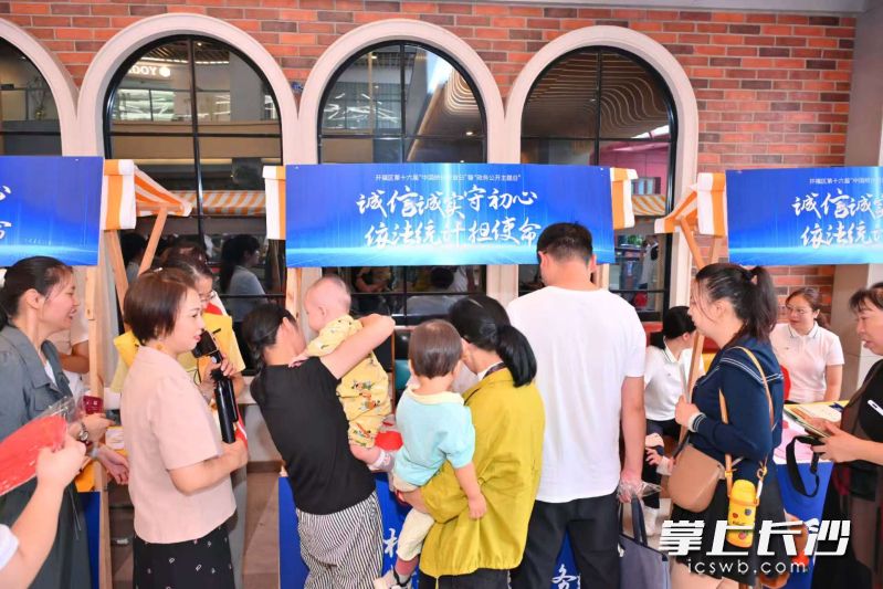 严谨的统计知识术语变成趣味灯谜。 长沙晚报通讯员王丽供图