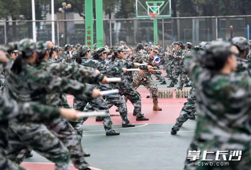 今日下午，湖南农业大学操场上，新生们在教官的悉心指导下开展军训。 均为长沙晚报全媒体记者王志伟摄