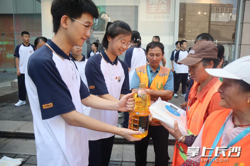 学子们为环卫工人送上暖心的关怀。 均为通讯员供图