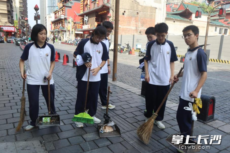 学子们参与街道清洁工作。