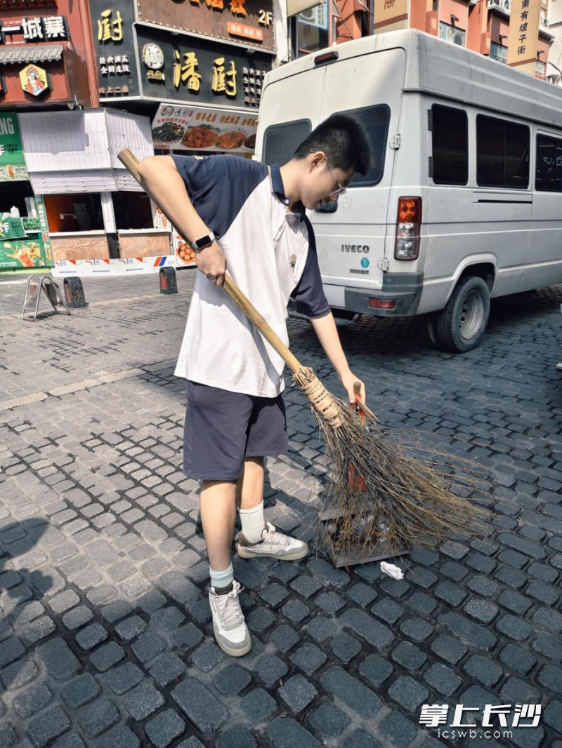 学子们体验城市“美容师”的一天。