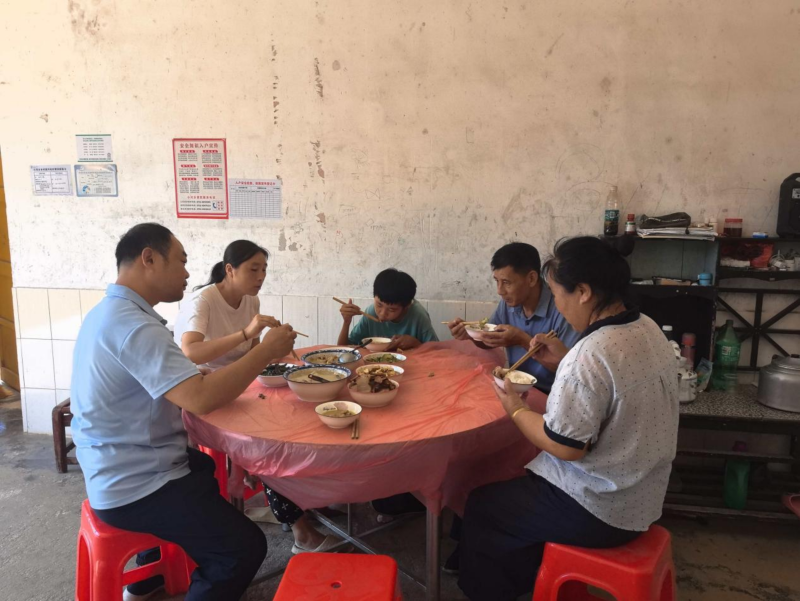 联村干部与联系户一同用餐。 联村干部与联系户一同用餐。