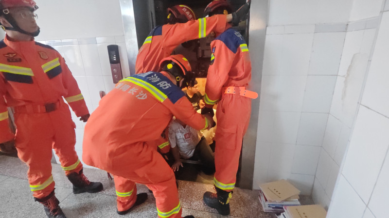 消防员正在营救被困人员。 长沙晚报通讯员 王磊 摄