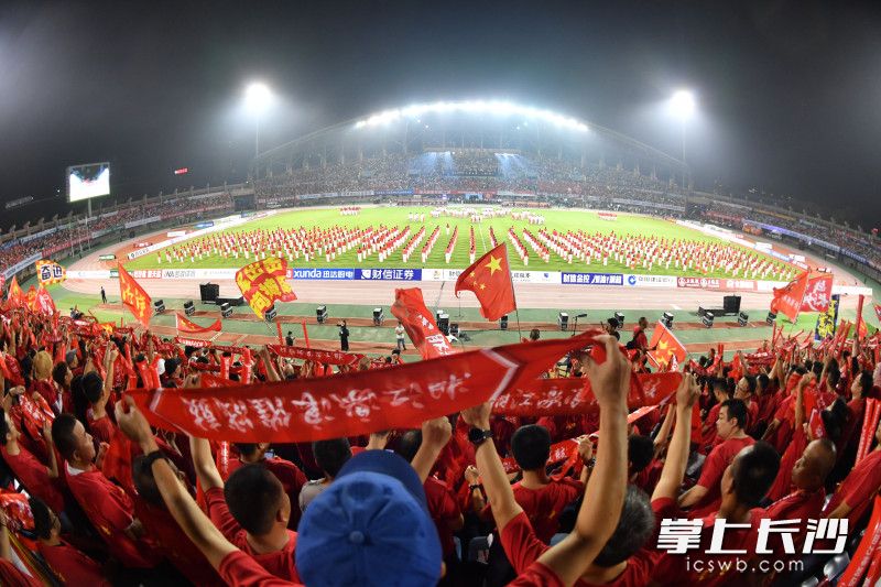 9月28日晚，长沙队在湘潭市体育中心挑战湘潭队，长沙球迷助阵欢呼。余劭劼、王志伟摄影报道