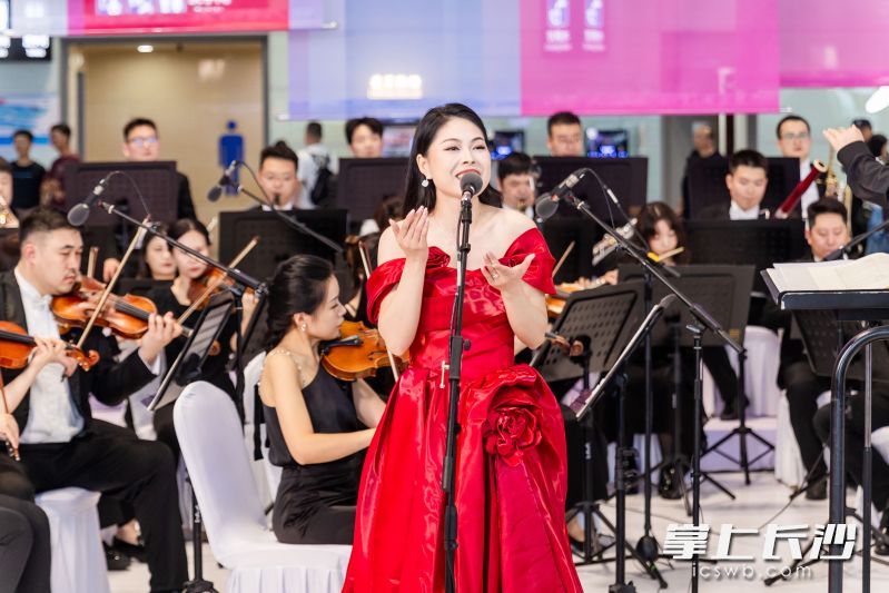 9月29日下午，在长沙机场T2航站楼出发大厅内，“礼赞山川·盛世和鸣”交响音乐会温情上演。 均为通讯员供图
