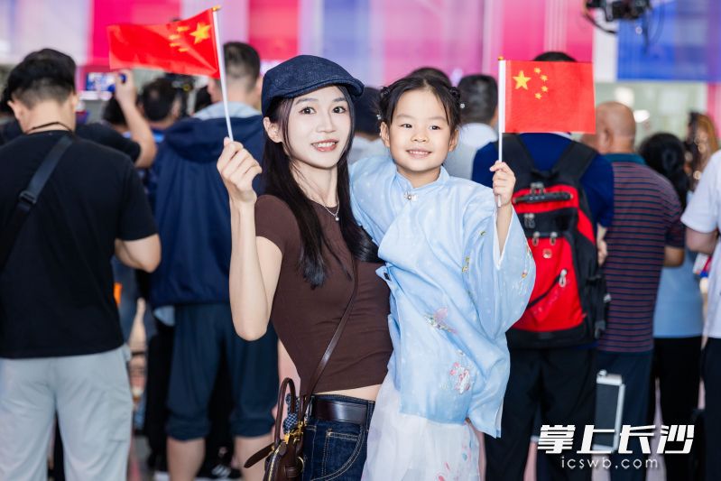 现场吸引了众多旅客驻足观看。