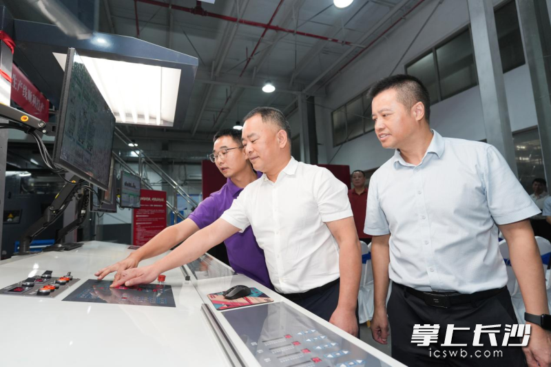 高斯美康智能印报生产线正式启动。