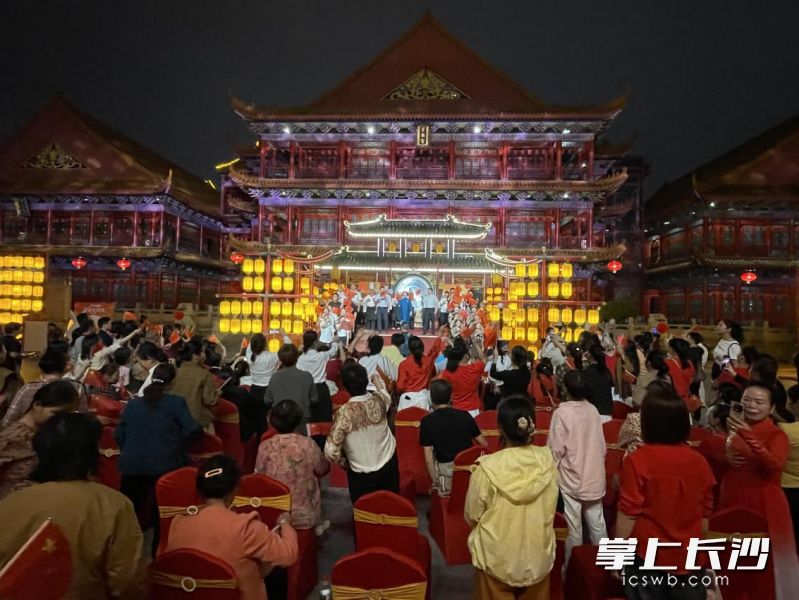 街坊们的大舞台。 均为长沙晚报通讯员叶超摄