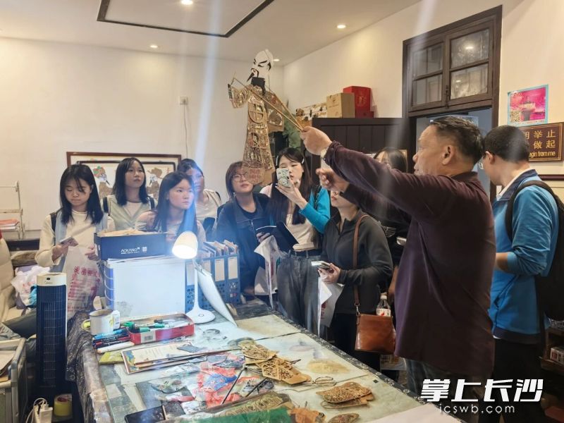朱国强与大家围绕皮影戏台的搭建技巧、影人操作手法及影人的造型工艺等展开了深入交流。均为长沙非遗馆供图 朱国强与大家围绕皮影戏台的搭建技巧、影人操作手法及影人的造型工艺等展开了深入交流。均为长沙非遗馆供图