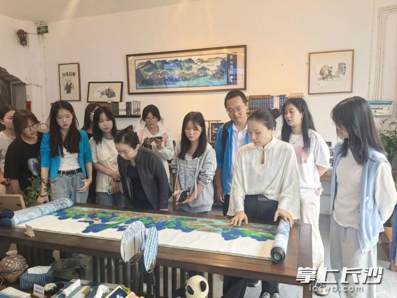 洛春脂意蓝染艺术馆,蓝染服饰、饰品、丝巾、文创笔记本与艺术画作琳琅满目,呈现出一片靛蓝之美。 洛春脂意蓝染艺术馆,蓝染服饰、饰品、丝巾、文创笔记本与艺术画作琳琅满目,呈现出一片靛蓝之美。