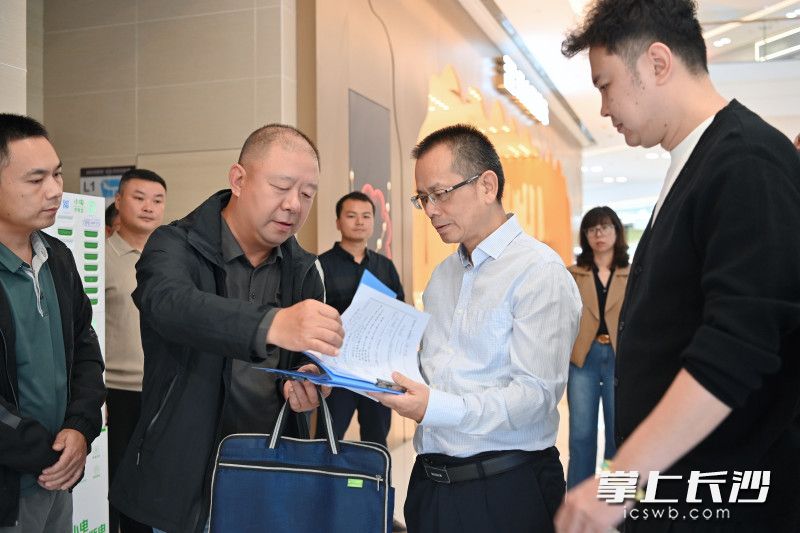 检查现场。 长沙晚报通讯员 张圣贺 摄 检查现场。 长沙晚报通讯员 张圣贺 摄