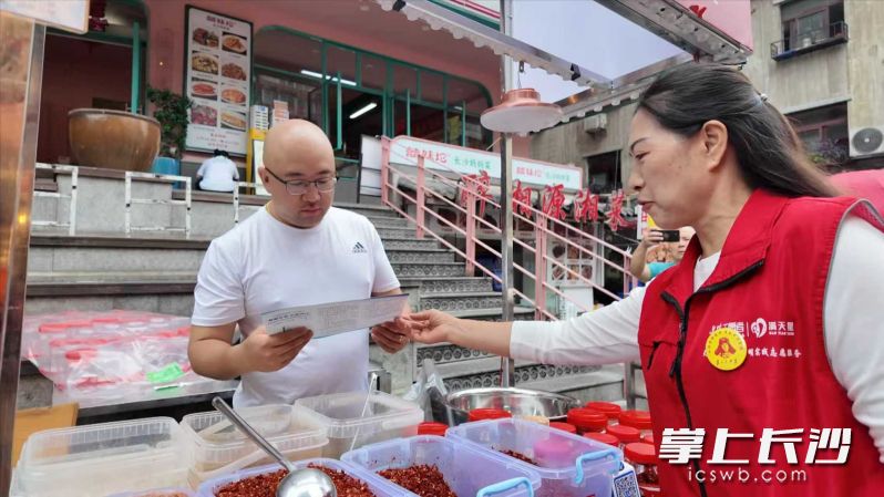 志愿者对流动摊贩进行劝阻。均为长沙市城管局供图