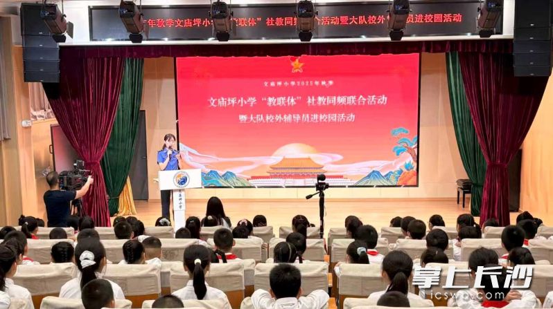 “城管进校园”活动让孩子们了解健康饮食的重要性以及垃圾分类的正确方法。