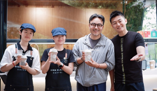 汪涵（右二）与咖啡店员工合影。均为节目组供图