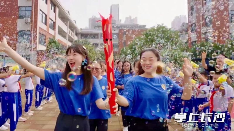 火炬传递。均为通讯员唐永珍、刘丹供图 火炬传递。均为通讯员唐永珍、刘丹供图