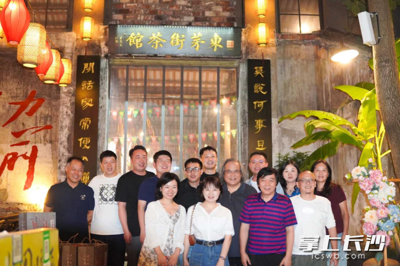 捐赠活动合影。均为通讯员 供图 捐赠活动合影。均为通讯员 供图