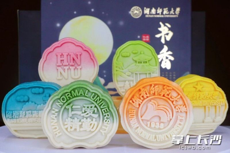 这样的高颜值月饼，都不舍得吃了。