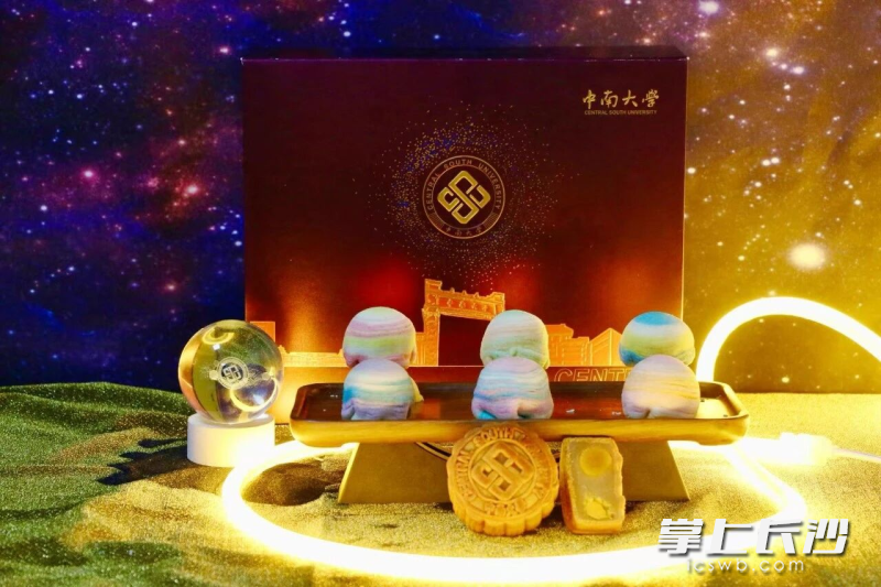 将浪漫银河装进月饼。