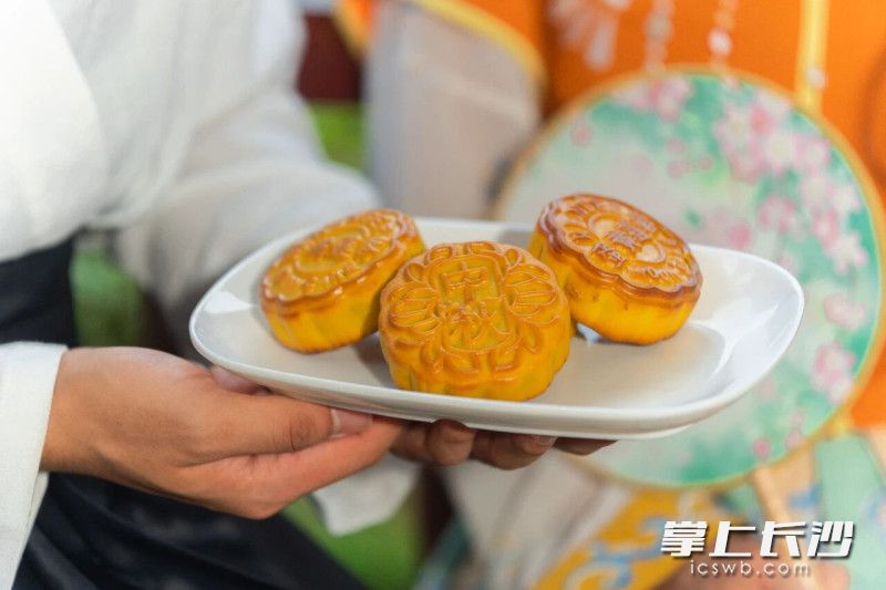红豆沙和蛋黄莲蓉，经典永流传。